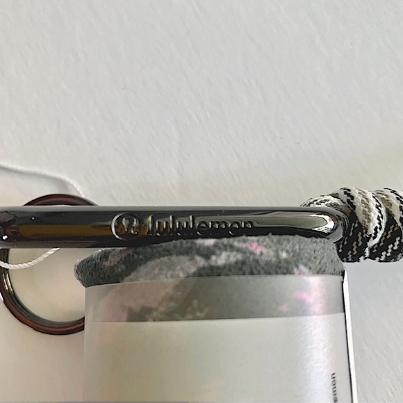 NEW🌟LULULEMON 2 PIECE COMBO SMALL TOWEL & YOU HOLD THE KEYCHAIN ACCESSORIES BNWT - Picture 5 of 7